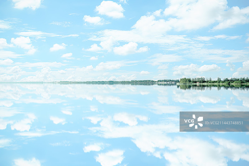 中国上海淀山湖宁静的水面和天空自然风光图片素材