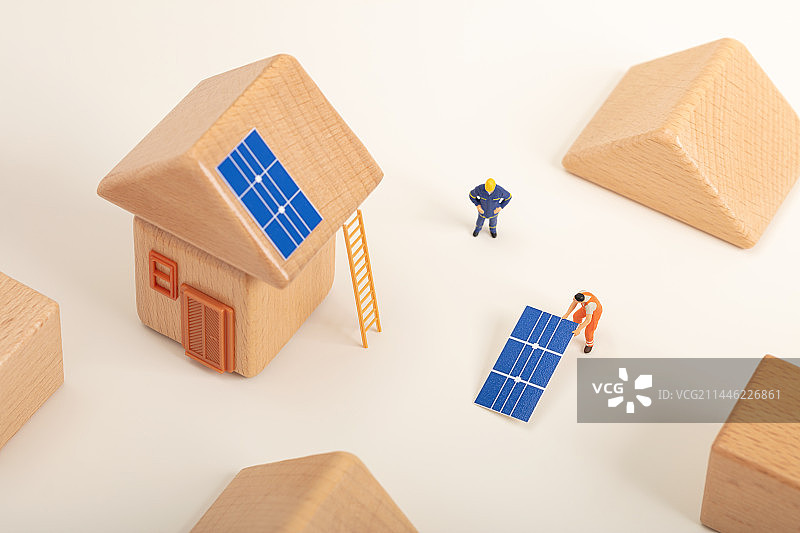 微缩创意在屋顶上安装太阳能发电板的工人图片素材