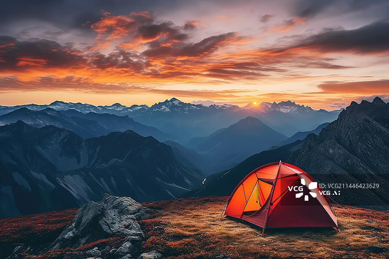 【AI数字艺术】夕阳下山顶上的帐篷图片素材