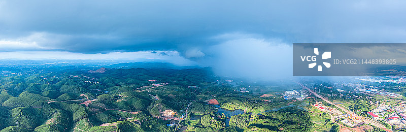乌云密布下雨天与南方丘陵连绵群山航拍长图图片素材