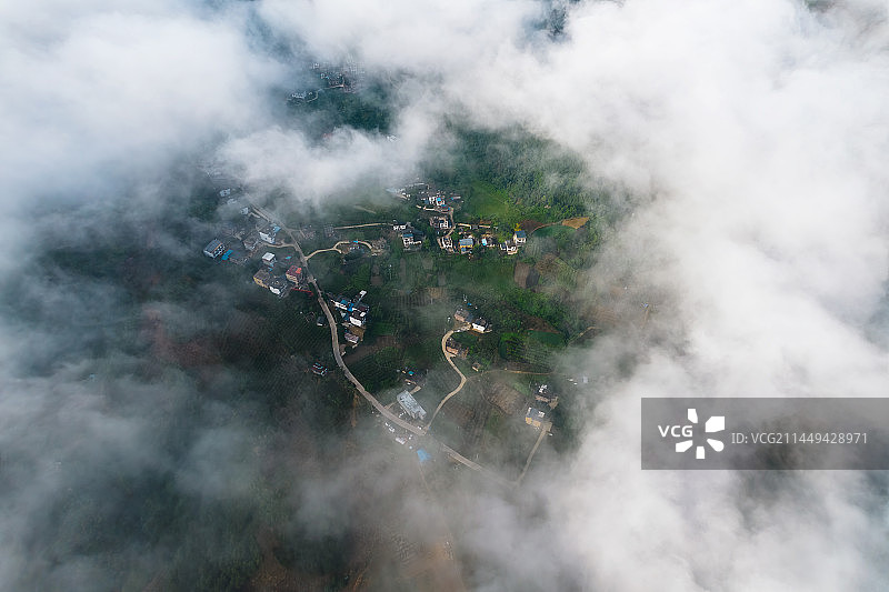 云海中俯瞰村庄图片素材
