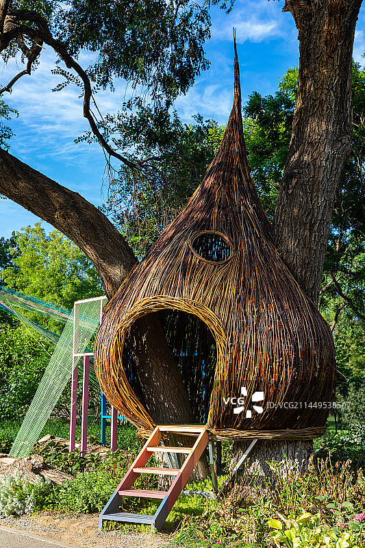 公园里树上的特色创意编织巢穴树屋，露营溜娃好去处图片素材