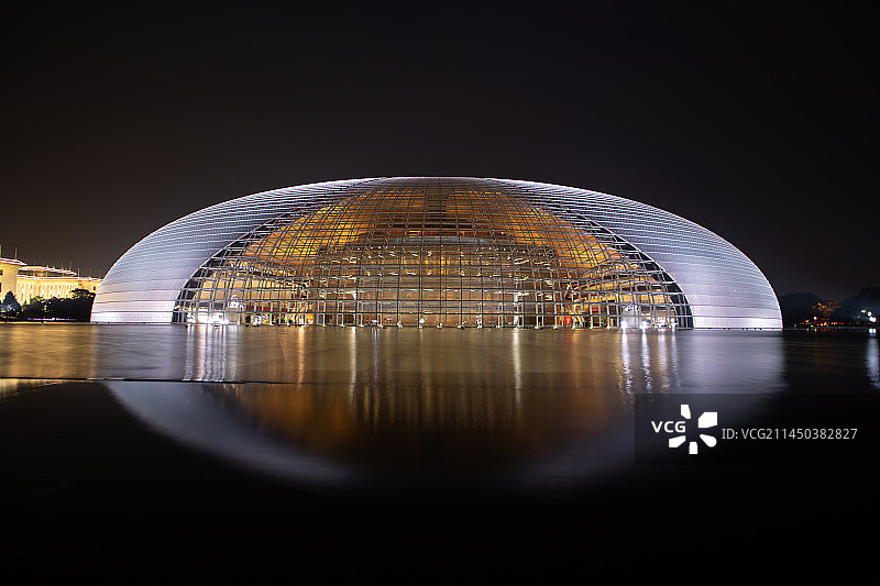 夜色之中的北京国家大剧院图片素材
