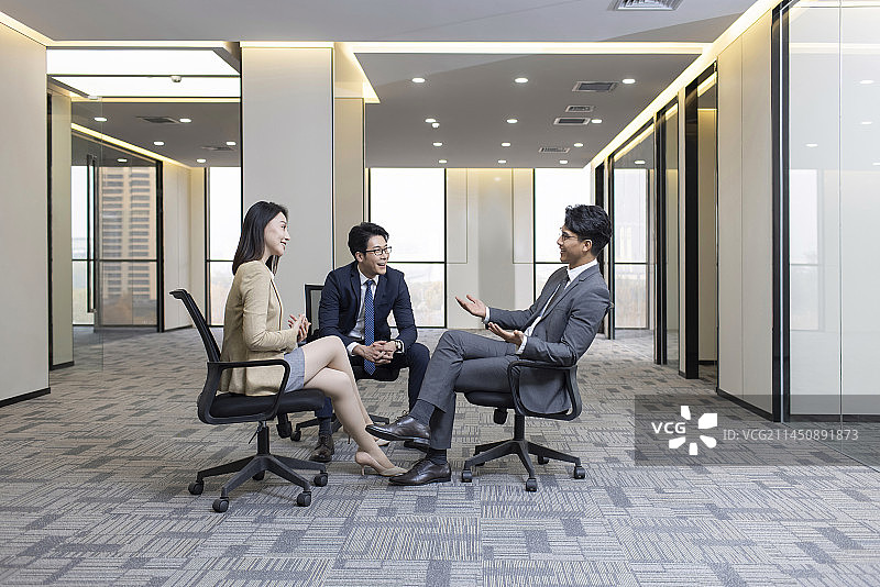 Business people having meeting in empty office图片素材