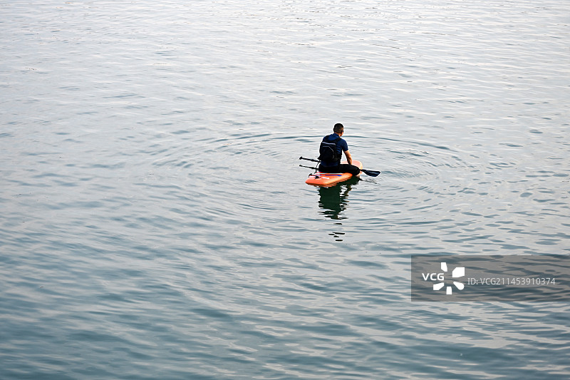 男子水面划独木舟水上运动图片素材