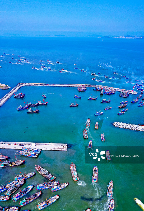 黄渤海海域结束伏季休渔期 渔船扬帆出海图片素材