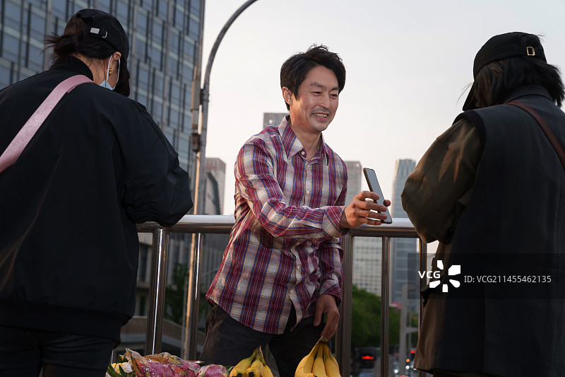 街头卖水果的中年男士图片素材