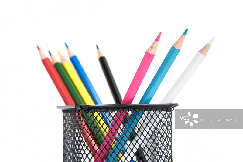 多个彩色铅笔放在笔筒和白色背景图片素材