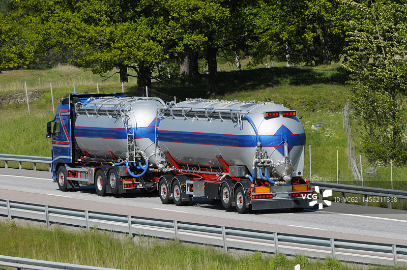 油罐车在高速公路上行驶图片素材