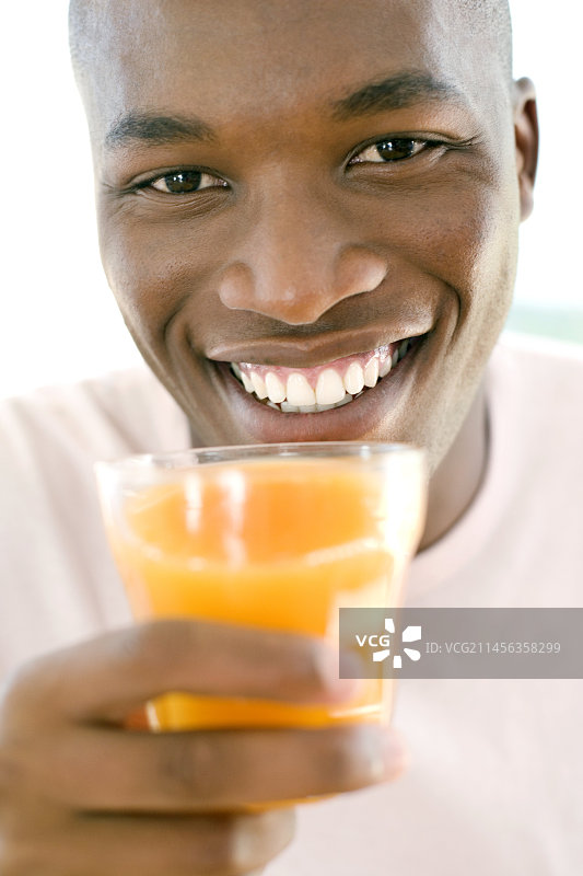 喝橙汁的男人图片素材
