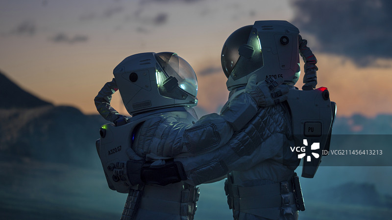 两个宇航员在外星星球上拥抱图片素材