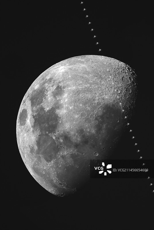 2021年3月，国际空间站月球过境图片素材