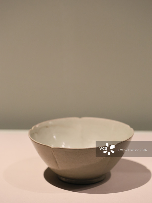 唐代越窑青釉葵口碗图片素材