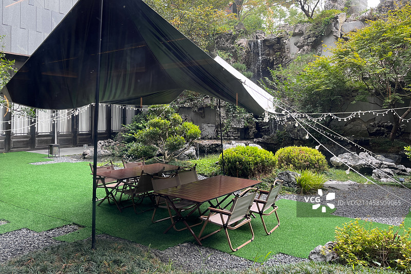 安徽省蚌埠市，中式庭院，露营帐篷及餐桌图片素材