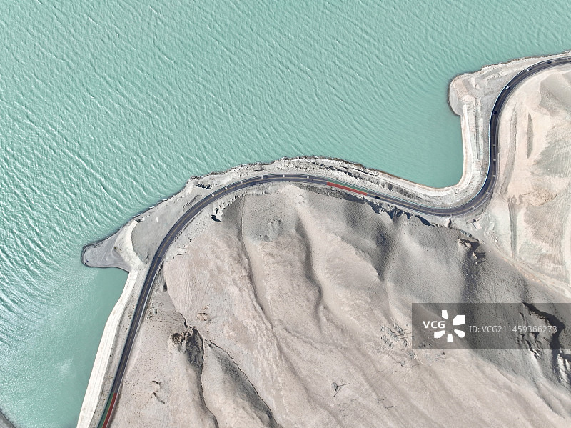 航拍新疆克孜勒苏阿克陶县314国道白沙湖风光图片素材