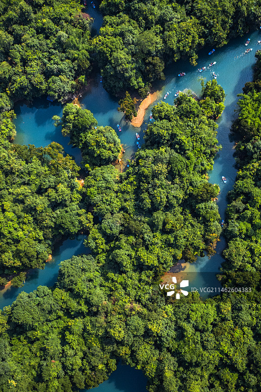 贵州荔波的树林和游船图片素材