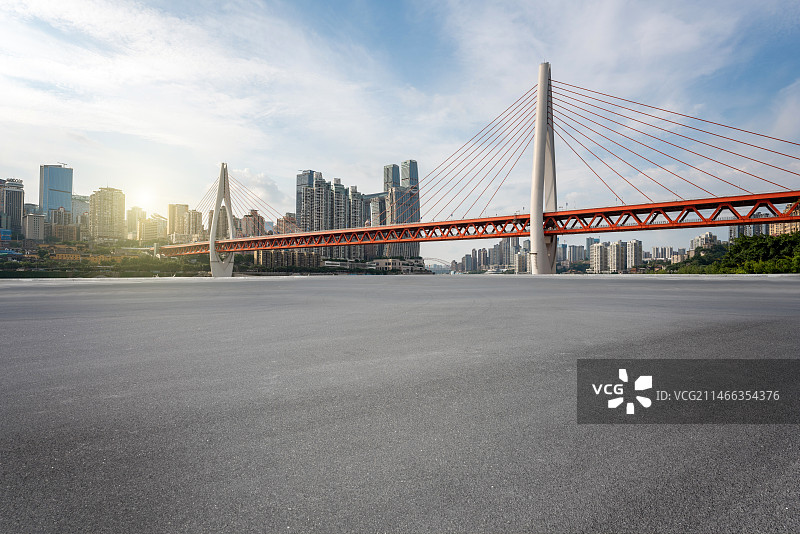中国重庆的沥青公路和现代金融城天际线图片素材