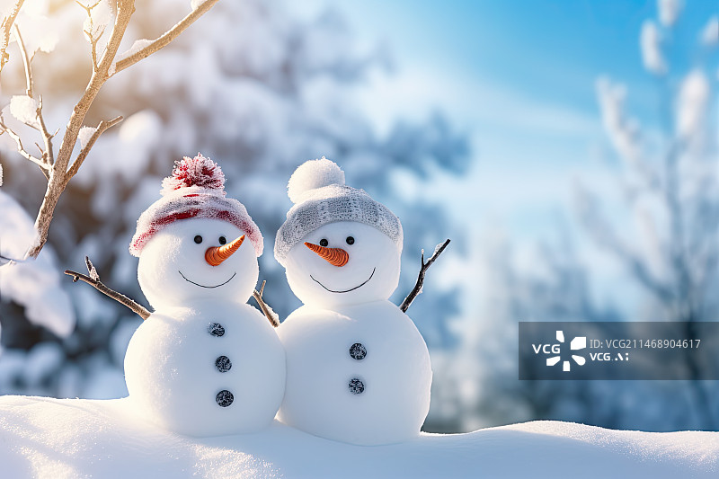 【AI数字艺术】蓝天下雪地上并排坐着的雪人图片素材