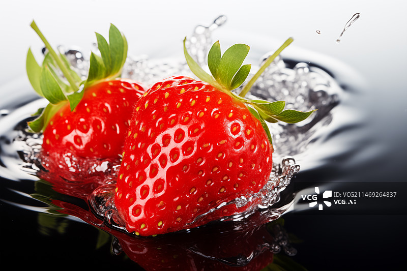【AI数字艺术】草莓落入水中溅起水花图片素材