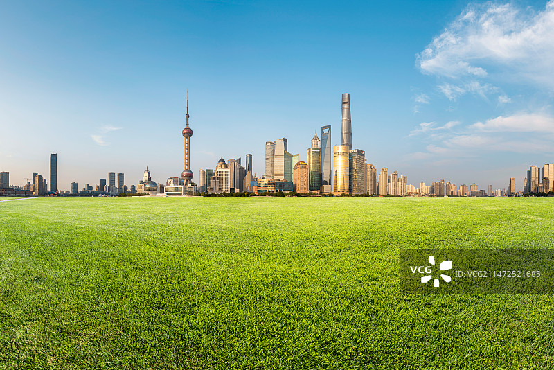 上海现代城市天际线与绿色草地背景图片素材