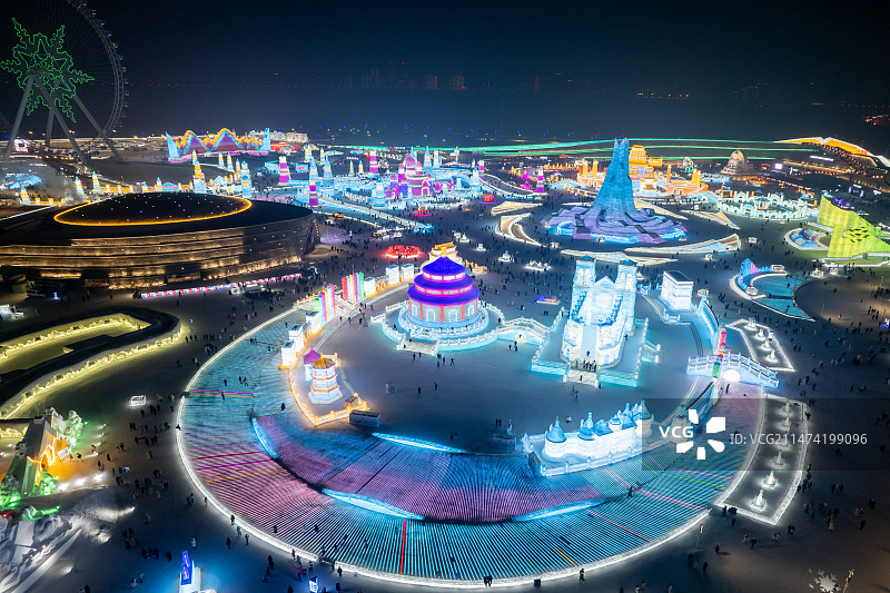 黑龙江哈尔滨冰雪大世界夜景航拍缤纷多彩图片素材