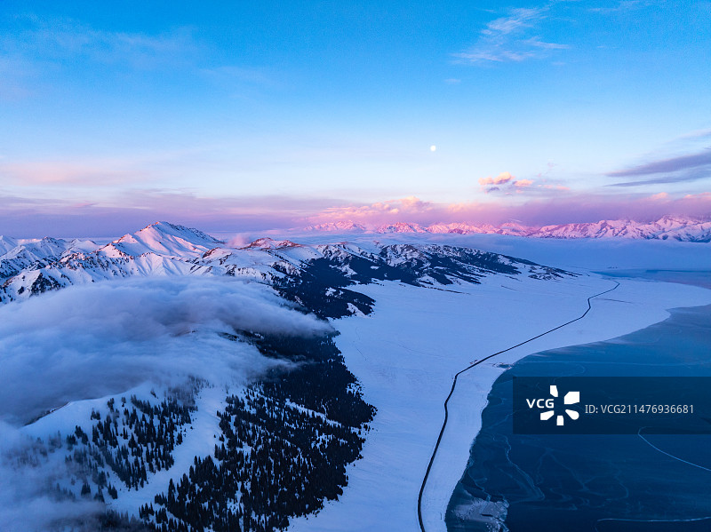 冬季赛里木湖日出图片素材