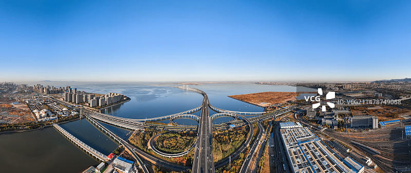 航拍山东青岛胶州湾跨海大桥与城市快速路全景图片素材