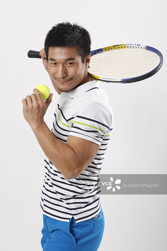 一个穿休闲装打网球的青年男士图片素材
