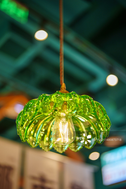 餐厅室内一盏绿色的吊灯图片素材