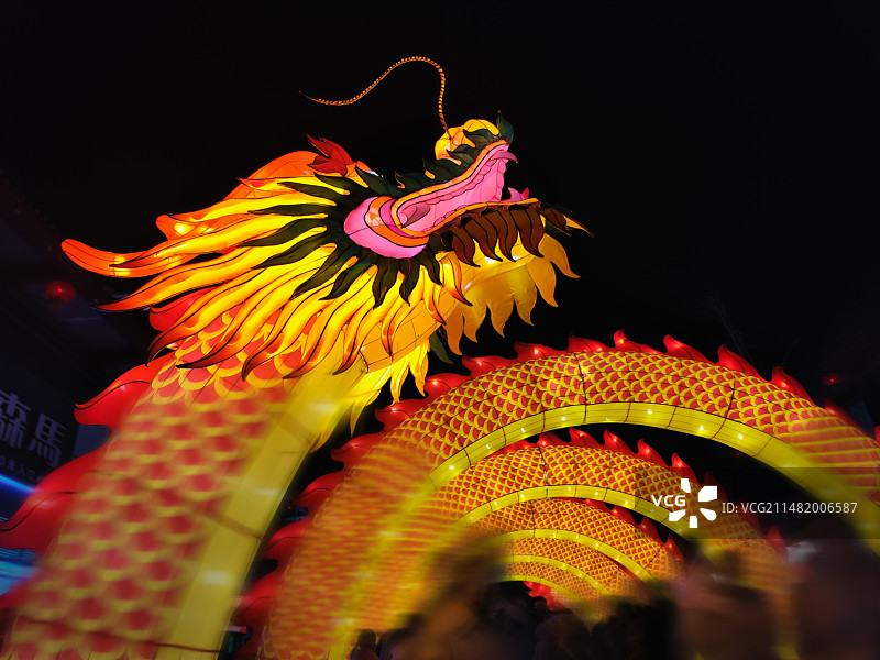 龙年春节和元宵节的晚上，山东曲阜古城里，中国龙造型的节日花灯。图片素材