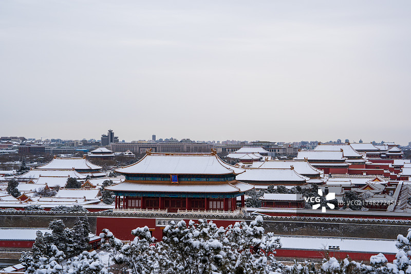 冬天下过雪后的北京故宫博物院建筑群图片素材