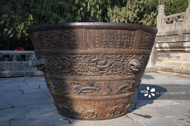 泰安岱庙天贶殿前的宋代铁桶图片素材