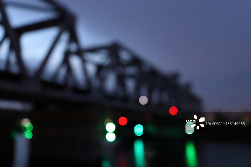 夜晚高铁桥梁低角度视图图片素材