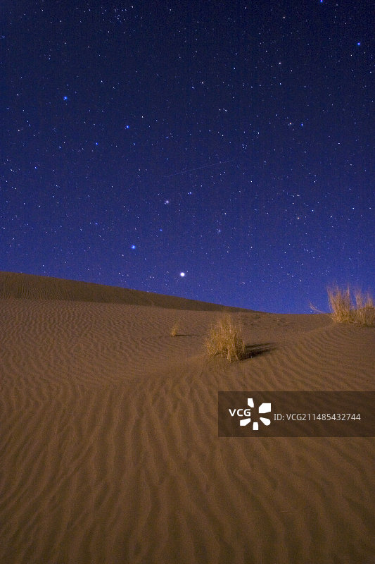 土星的沙漠之夜图片素材