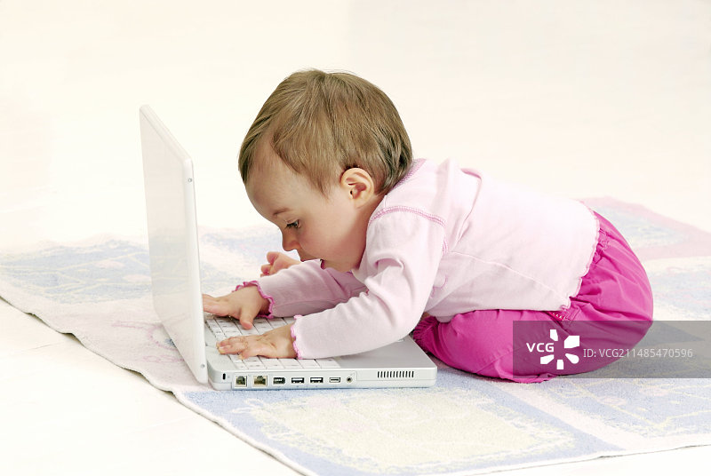 宝宝在玩笔记本电脑图片素材