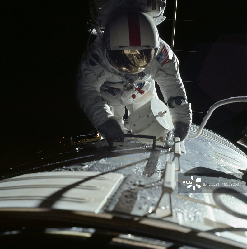 阿波罗17号宇航员在太空行走图片素材