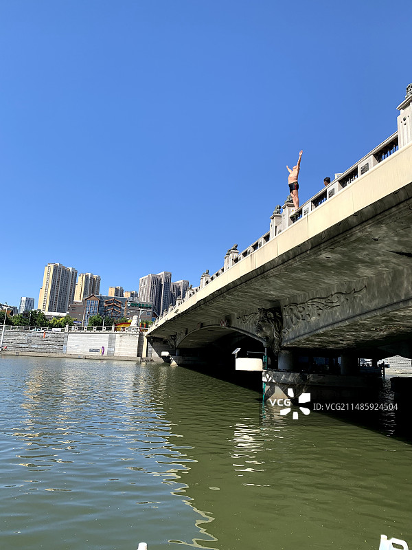 天津狮子林桥上的跳水大爷图片素材