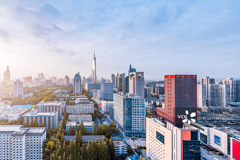 中国江苏南京紫峰大厦城市天际线黄昏风光图片素材