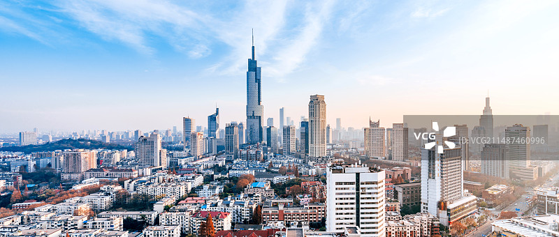 中国江苏南京紫峰大厦和城市天际线黄昏风光图片素材