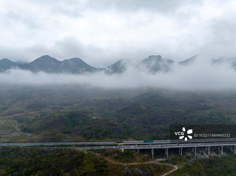 航拍云雾缭绕的广东清远连江畔的高速公路图片素材