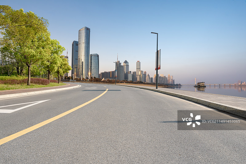 南昌城市天际线与柏油路路面图片素材
