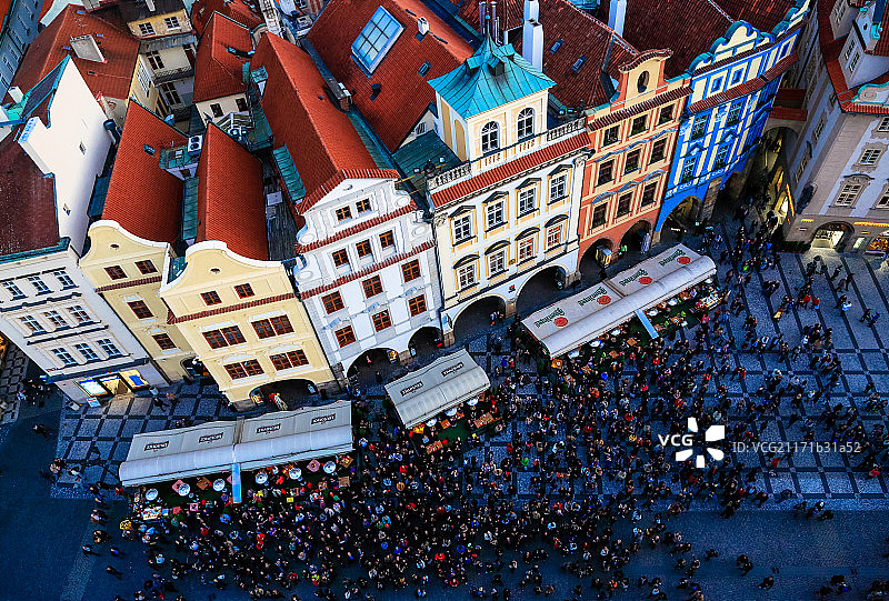 俯瞰拥挤的布拉格旧城广场图片素材