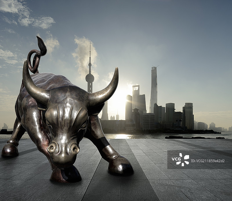 象征财富的铜牛和上海陆家嘴全景图片素材