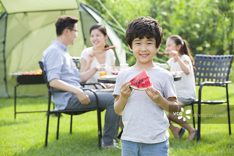 年轻家庭户外野餐图片素材