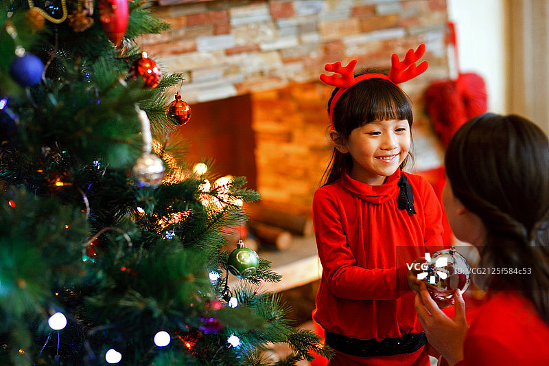 圣诞节里快乐的小女孩图片素材