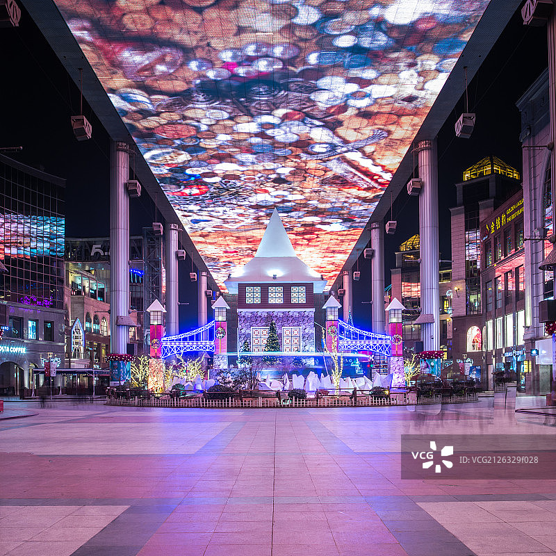 北京世贸天阶圣诞节巨型装饰夜晚拍摄图片素材