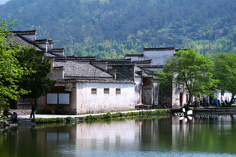宏村古建筑群及水中的倒影图片素材