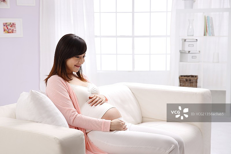 孕妇坐在沙发上图片素材
