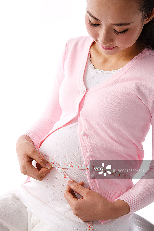孕妇用尺子测量肚子图片素材