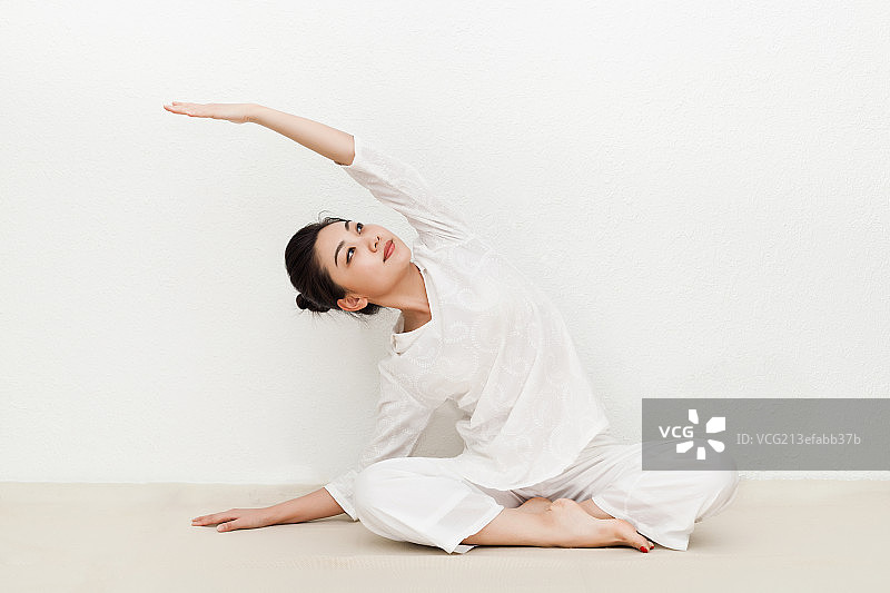 东方年轻女性瑜珈图片素材